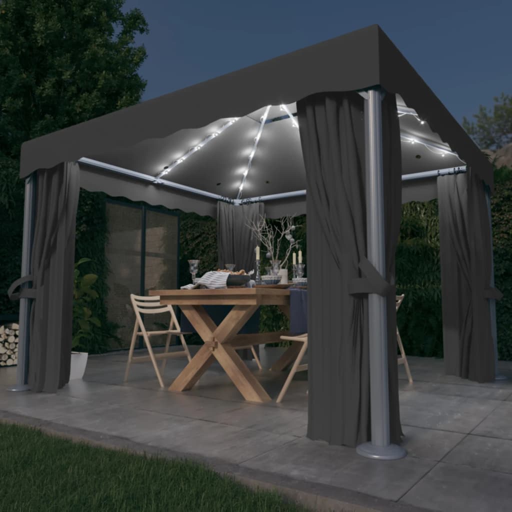 Prieel Met Gordijn En Led-Lichtslinger