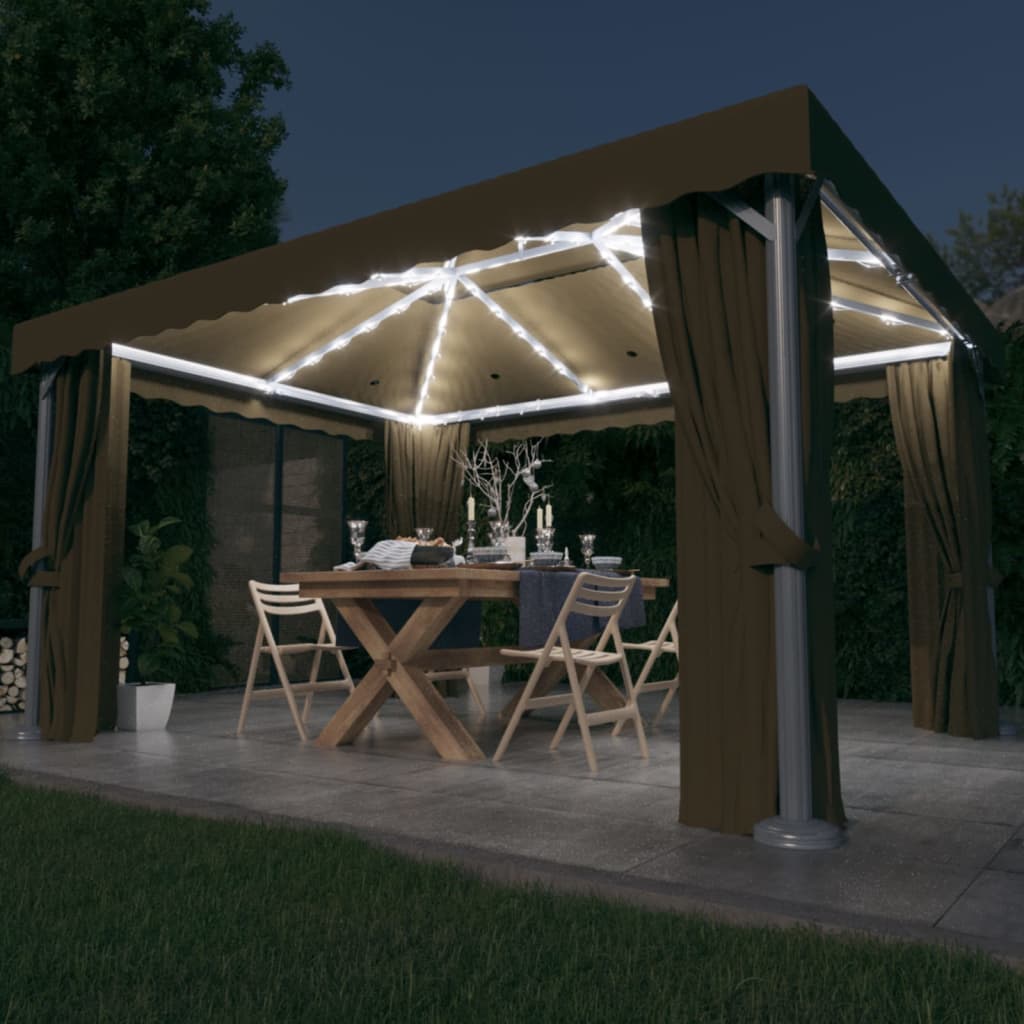 Prieel Met Gordijn En Led-Lichtslinger